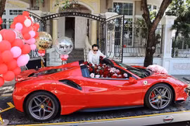 Đại gia Sài Gòn tặng vợ siêu xe Ferrari 488 Pista hơn 30 tỷ