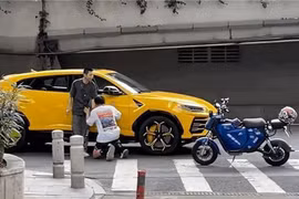 Thanh niên tông móp siêu xe Lamborghini Urus, quỳ xuống xin chủ xe
