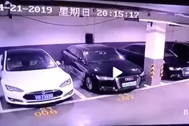 Lộ video xe ôtô điện Tesla bốc cháy tại Trung Quốc
