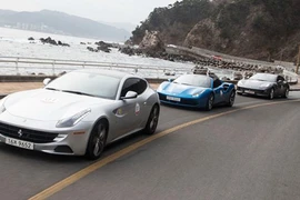 Hàng chục "siêu ngựa" Ferrari tung vó tại Hàn Quốc