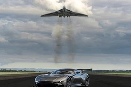 Aston Martin Vulcan mặt đất diện kiến Avro Vulcan trên trời