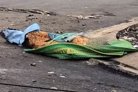 Vụ thi thể quấn trong chiếu: Con gái đưa xác mẹ ra bãi rác