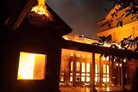 Ngôi nhà gỗ tiền tỷ bị thiêu rụi tài sản do thắp hương ngày Tết