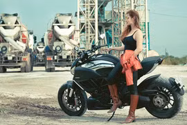 Nữ biker Ớt hiểm chinh phục “mãnh thú” Ducati Diavel