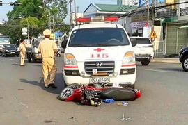 Xe cứu thương vượt đèn đỏ tông xe máy, 2 vợ chồng bị thương nặng
