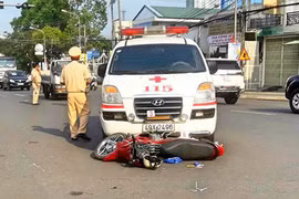 Xe cứu thương vượt đèn đỏ tông xe máy, 2 vợ chồng bị thương nặng