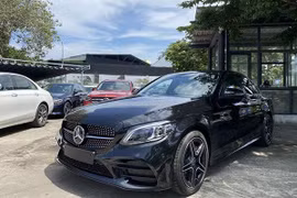 Ôtô tiền tỷ hàng chạy thử, trưng bày, giảm tới 200 triệu đồng