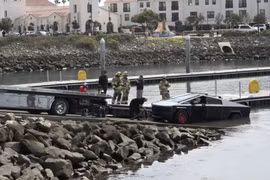 Chủ xe Tesla Cybertruck lao xuống sông test thử và cái kết "đắng"