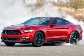 Ford Mustang giành ngôi xe cơ bắp bán chạy nhất 