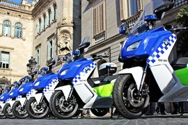 Dàn BMW maxi-scooter chất lừ của cảnh sát Barcelona