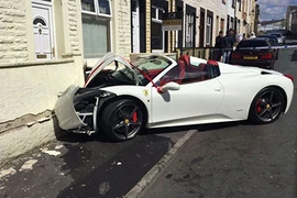 Ferrari 458 Spider giá 240.000 bảng "nát đầu" tại Anh