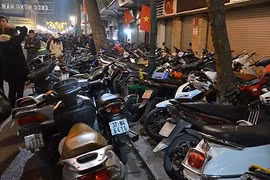 Người Hà Nội “bị chém” 100 nghìn/xe máy xem pháo hoa 