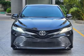 Toyota Camry "full option" chạy 3 năm, giá "ngọt" 900 triệu ở Hà Nội