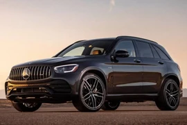 Hơn 15.000 xe Mercedes-Benz GLC "dính án" triệu hồi lệch đèn pha