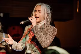 S.T Sơn Thạch bị khán giả nam xâm phạm vùng kín