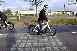 Cận cảnh con đường pin mặt trời đầu tiên trên thế giới