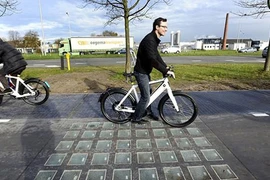 Cận cảnh con đường pin mặt trời đầu tiên trên thế giới