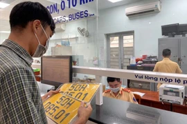 Xe ôtô kinh doanh chưa đổi biển vàng sẽ bị từ chối kiểm định
