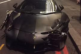 “Đấu” Bentley Continental GT, Lamborghini Aventador gặp nạn