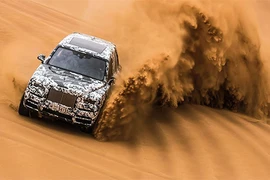 SUV siêu sang Rolls-Royce Cullinan "quẩy" tại đồi cát Trung Đông