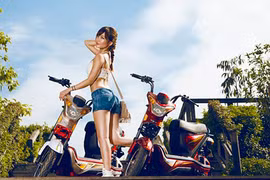 Ngắm hot teen so dáng bên xe điện Anbico Twister