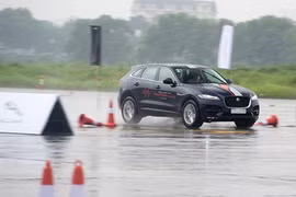 Đội mưa cầm lái xế sang Jaguar tiền tỷ tại Hà Nội 