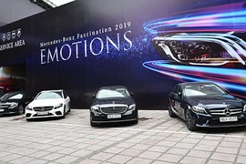 Cả dàn xe sang Mercedes-Benz tiền tỷ đổ bộ về Hà Nội 