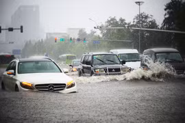 Kiến thức cơ bản khi lái ôtô mùa mưa bão ở Việt Nam