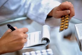 Bán thuốc không theo đơn sẽ bị thu hồi giấy chứng nhận kinh doanh