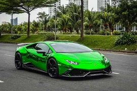 Siêu xe Lamborghini Huracan biển "lộc phát" rực rỡ tại Sài Gòn 