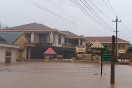 Mưa lũ miền Trung: 5 người chết, hơn 15.000 nhà bị ngập