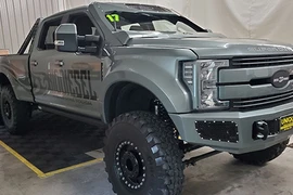 Siêu bán tải Ford F-550 Super Duty 6×6 chào bán 3,36 tỷ đồng