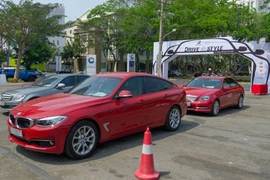 Xế sang Việt rồng rắn xếp hàng đi học phong thái lái xe