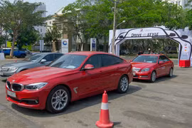 Xế sang Việt rồng rắn xếp hàng đi học phong thái lái xe