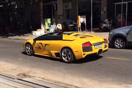 "Siêu bò" Lamborghini tiền tỷ nhốt kho thả rông trên phố núi