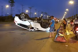 Honda CR-V "ngửa bụng”, rụng chân, bật ống xả ở Hà Nội 