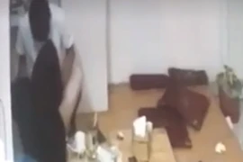 Cô gái trẻ bị ông chủ dùng vũ lực hiếp dâm tại quán trà sữa