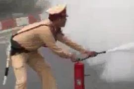 Hà Nội: CSGT trưng dụng bình cứu hỏa kịp thời dập lửa cứu xe tải bốc cháy