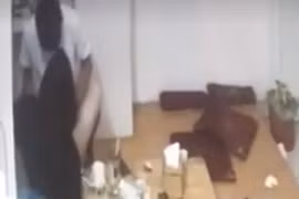 Cô gái trẻ bị ông chủ dùng vũ lực hiếp dâm tại quán trà sữa