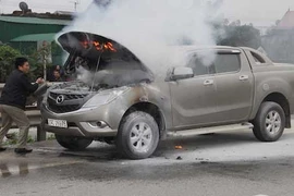 Xe Mazda BT-50 bốc cháy ngùn ngụt tại Nghệ An