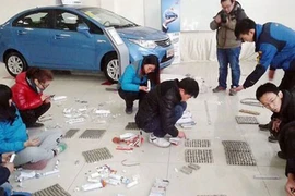 "Thiếu gia" Trung Quốc vác 60kg tiền xu đi sắm xế hộp