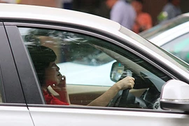 Từ 1/2017 phạt 800.000 đồng khi lái xe ôtô nghe ĐTDĐ