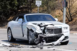 Siêu xe sang Rolls-Royce Dawn “nát đầu” bởi Toyota Prius