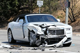 Siêu xe sang Rolls-Royce Dawn “nát đầu” bởi Toyota Prius