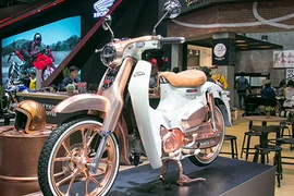 Honda Super Cub C125 mạ vàng "chói mắt" tại Thái Lan