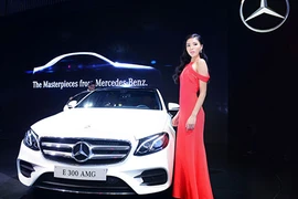 Hoa hậu Kỳ Duyên “cặp kè” xế sang nhà Mercedes