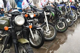 Dàn môtô "thắp lửa" trong mưa ủng hộ ca sỹ Trần Lập