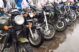 Dàn môtô "thắp lửa" trong mưa ủng hộ ca sỹ Trần Lập