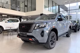 Nissan Navara giảm tới 80 triệu đồng "đua" doanh số Ford Ranger