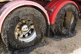 Nắng nóng tới mức tan chảy, biến dạng cả ôtô